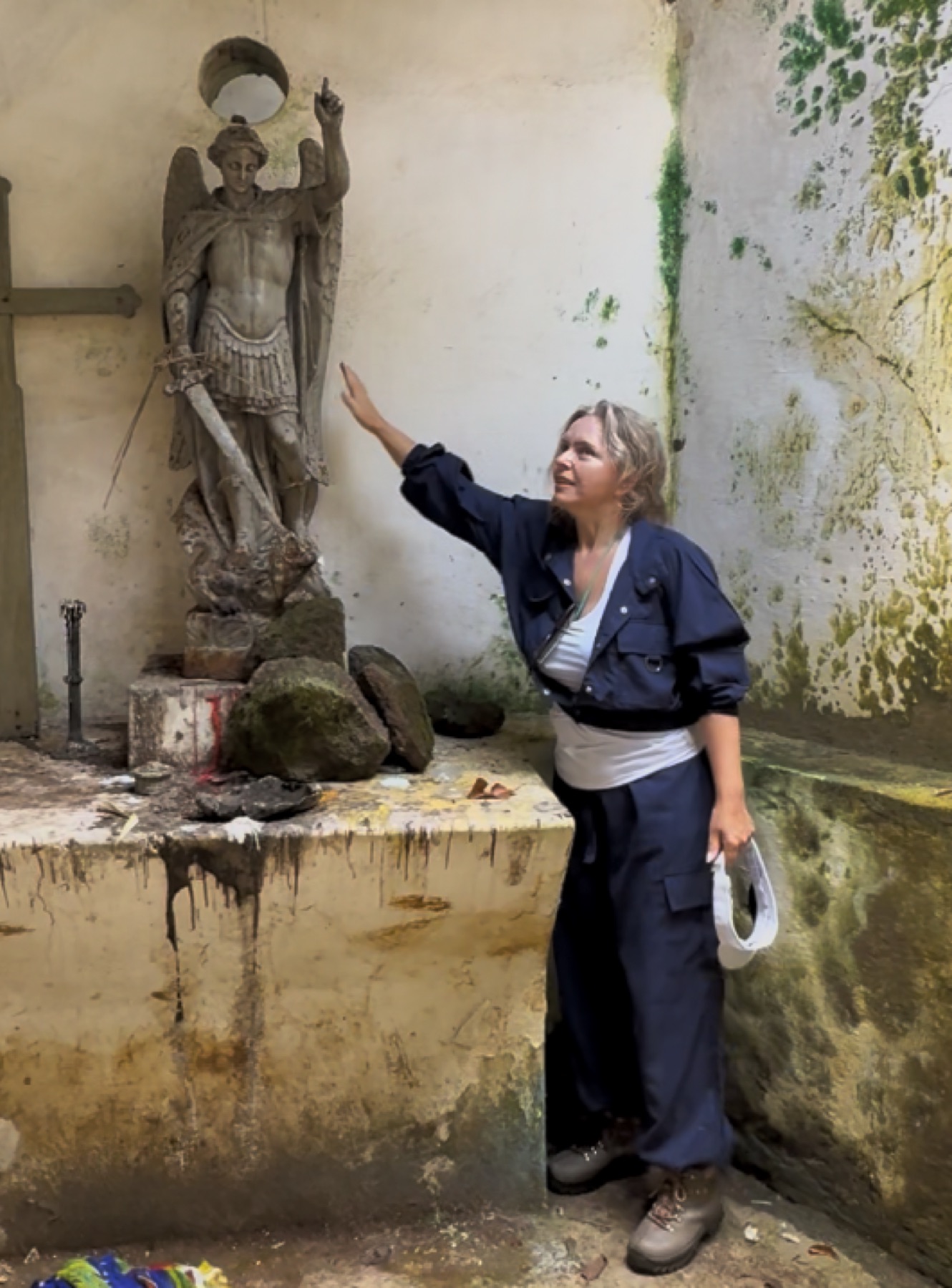 Inês Barabola at the chapel altar