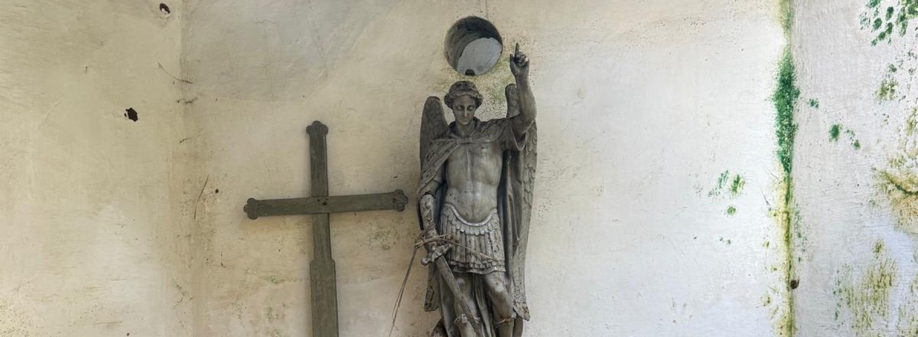 Imagem e cruz de madeira